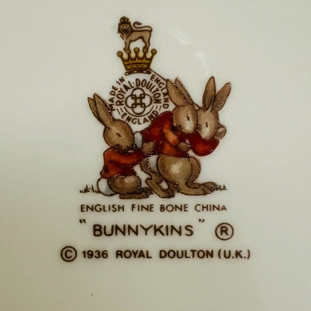 ROYAL DOULTON Bunnykins Rabbits Watching TV Children's Porridge Bowl